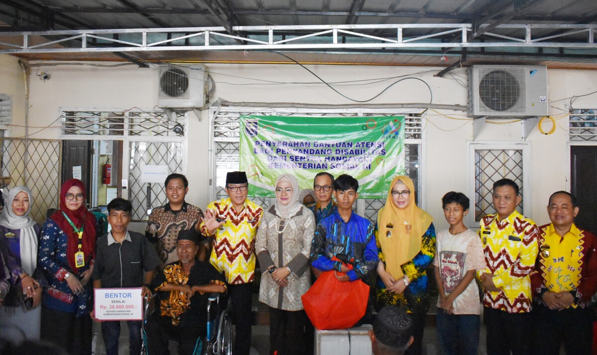 Walikota Metro serahkan Bantuan Atensi